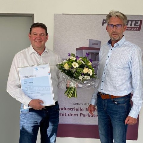 35 Jahre Betriebszugehörigkeit – Ehrung für Ralf Schepers bei PERKUTE Ralf Schepers wird für 35 Jahre Betriebszugehörigkeit bei PERKUTE geehrt