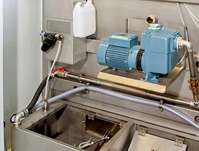 Ausgebauter Tank mit Klappensteuerung und Entleerungspumpe zur Medienrückführung