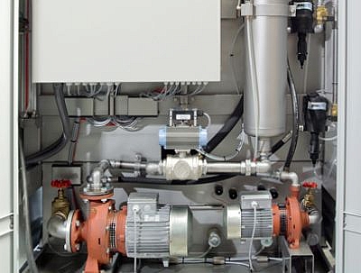 Technikraum einer PERKUTE Reinigungsanlage mit Pumpenmodul und Steuerung