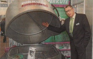 PERKUTE SPF 120 – bedienerfreundliche Reinigungsanlage auf der Hannover Messe Martin Pricker vor der PERKUTE SPF 120 auf der Hannover Messe – industrielles Reinigungssystem für Werkzeuge und Maschinenkomponenten