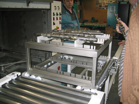 FR 70 – Entfettung von Kurbelwellen und Ritzeln FR 70 Reinigungsanlage mit Werkstückträgern für Kurbelwellen und Ritzel