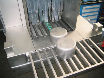 TW 106 – Reinigung von Werkstücken mit Flachstrahldüsen Werkstücke in der Durchlaufreinigungsanlage TW 106 mit Düsenrohrsystem