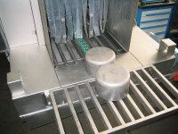 TW 106 – Reinigung von Werkstücken mit Flachstrahldüsen Werkstücke in der Durchlaufreinigungsanlage TW 106 mit Düsenrohrsystem