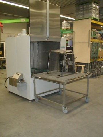 Clean-o-mat FR Reinigungsanlage mit Beladewagen in der Werkstatt