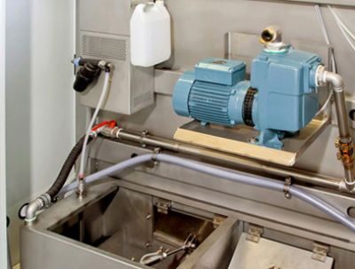 Ausgebauter Tank mit Klappensteuerung und Entleerungspumpe zur Medienrückführung