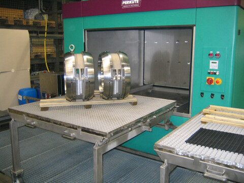 Front loader PF 150 cleaning system with drive bearings on transport table