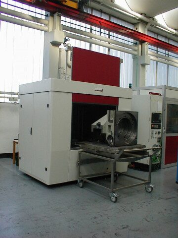 PF 100 front loader for cleaning tool holders during set-up times