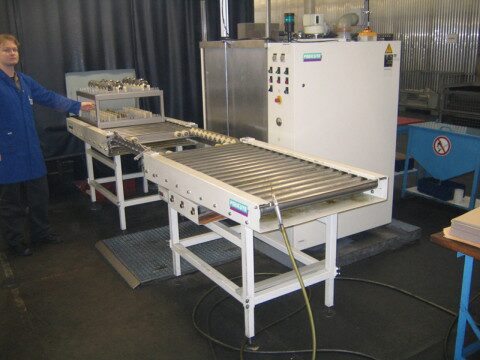 Operation of the FR 70 front loader cleaning system with roller conveyor