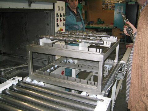 FR 70 cleaning system with workpiece carriers for crankshafts and pinions