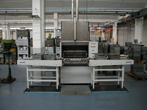 Front loader FR 90 cleaning system with drum device and roller conveyor