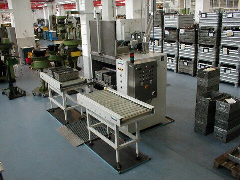 FR 90 front loader with roller conveyor in industrial production hall