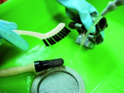 Rinsing system for post-cleaning workpieces in a PERKUTE front-loader cleaning system