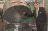 PERKUTE SPF 120 - user-friendly cleaning system at the Hannover Messe Martin Pricker in front of the PERKUTE SPF 120 at the Hannover Messe - industrial cleaning system for tools and machine components
