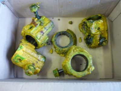 Klemmkupplung vor Entlackung im PERKUTE Clean-o-mat RC-E Mit Farbresten stark verschmutzte Klemmkupplung vor der Entlackung im Clean-o-mat RC-E