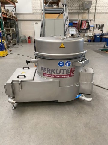 Geschlossene Clean-o-mat SP 80 Vorführanlage von PERKUTE für die industrielle Teilereinigung in Werkstatt und Industrie