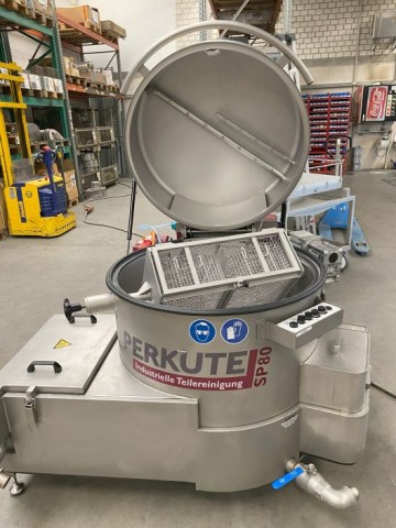 Geöffnete Clean-o-mat SP 80 Vorführanlage von PERKUTE mit sichtbarem Korb zur Teilereinigung in Industrie und Werkstatt