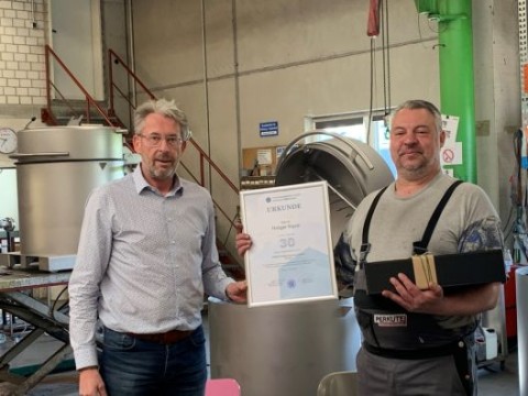 Ehrung für 30 Jahre Betriebszugehörigkeit bei PERKUTE – Holger Illgen Holger Illgen erhält Urkunde für 30 Jahre Betriebszugehörigkeit bei PERKUTE Maschinenbau GmbH